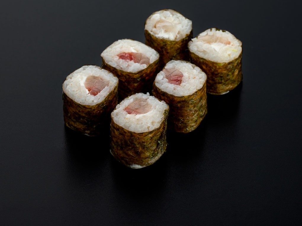 Ролл с морским окунем и филадельфией в Рокет Ролл Ролл с морским окунем и филадельфией в Рокет Ролл