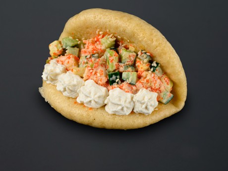 Булочка бао со сливочным муссом и креветкой в Рокет Ролл