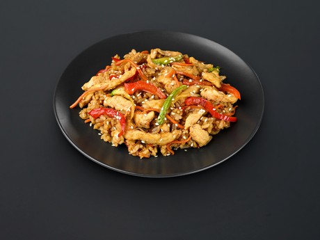 Жареный рис с овощами и курицей в Рокет Ролл