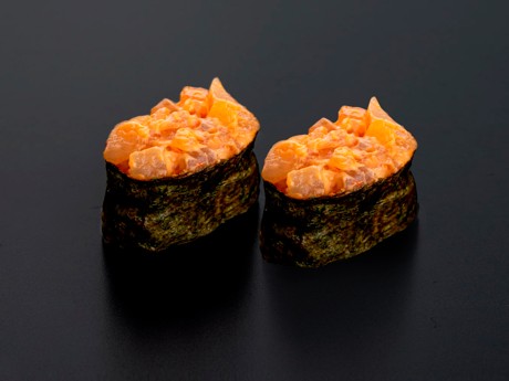 Гунканы с морским окунем спайси в Рокет Ролл Гунканы с морским окунем спайси в Рокет Ролл