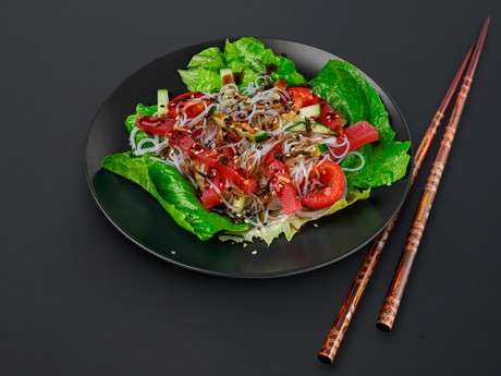 Салат с тунцом, фунчозой и миккусу в Рокет Ролл