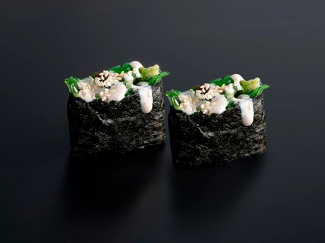 Гунканы с чукой и ореховым соусом в Рокет Ролл Гунканы с чукой и ореховым соусом в Рокет Ролл