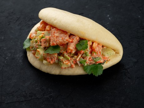 Булочка бао с лососем в Рокет Ролл