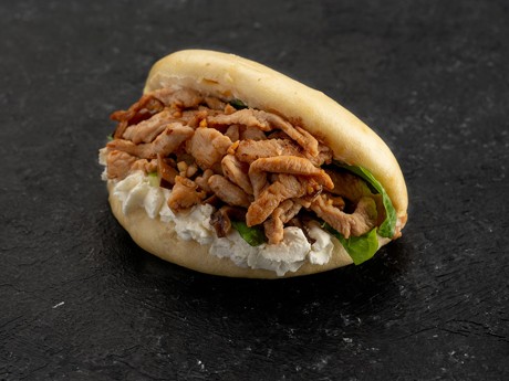 Булочка бао со сливочным муссом и курицей в Рокет Ролл